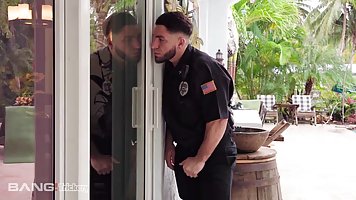 Мужик в униформе полицейского подглядывает за мастурбацией п...
